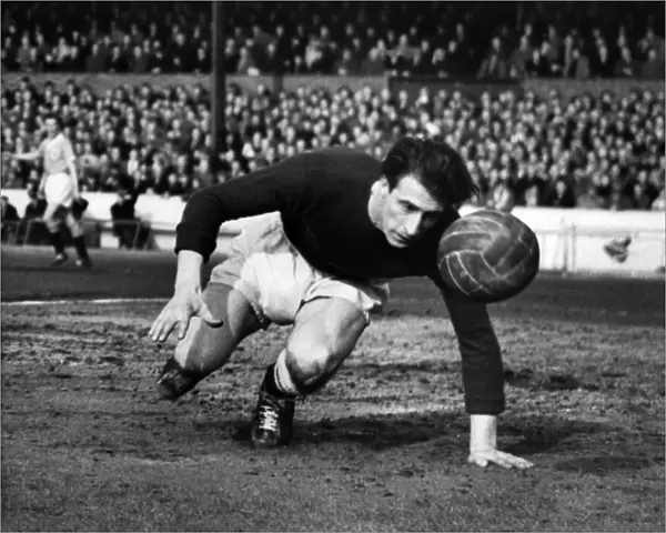 Chelsea v Blackpool. Reg Matthews goalkeeper for Chelsea. March 1958 P007185