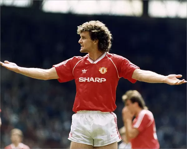 Mark Hughes in action for Manchester United. 17th December 1991