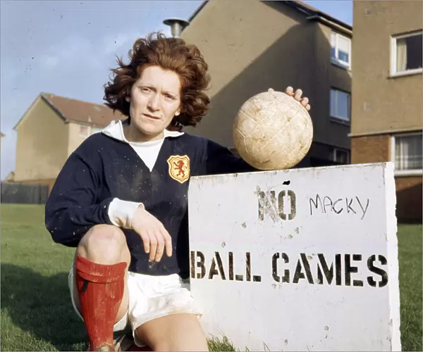 Edna Neillis, pioneering professional Womens football player