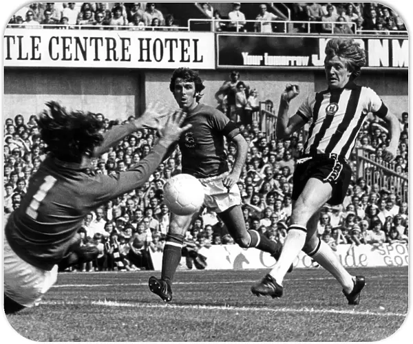 First goal of the season, Ray Hudson, one of Newcastle Uniteds bright young stars