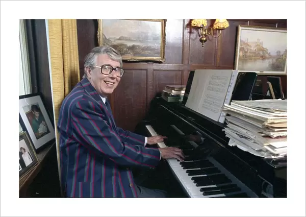 LESLIE CROWTHER - TV PRESENTER, AT HIS PIANO AT HOME 16  /  09  /  1994