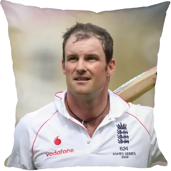 Andrew Strauss Walks Off To Loud Applause After 75 Runs