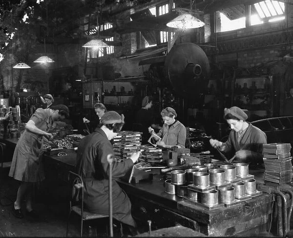 Female employees at Swindon Works making lamps, c.1940