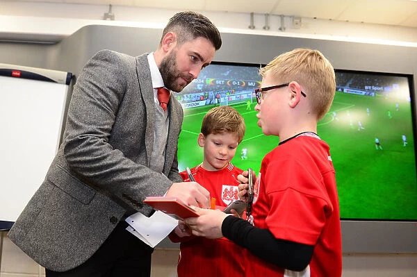 Bristol City FC: Lee Johnson Signs Autographs for Mascot Before Fulham Match (220217)