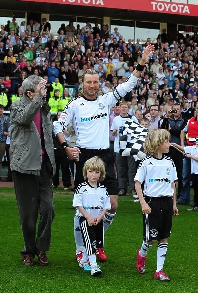 Robbie Savage's Emotional Farewell: Last Game at Pride Park with Family - Derby County vs. Bristol City (30 / 04 / 2011)
