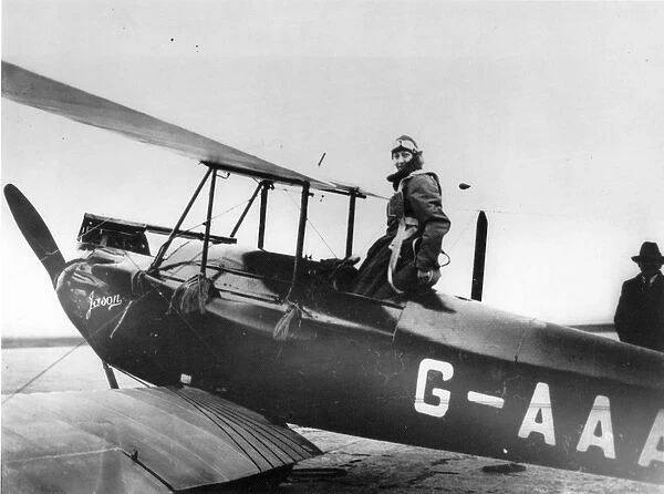 Amy Johnson with her de Havilland DH60G Gipsy Moth G-AAAH