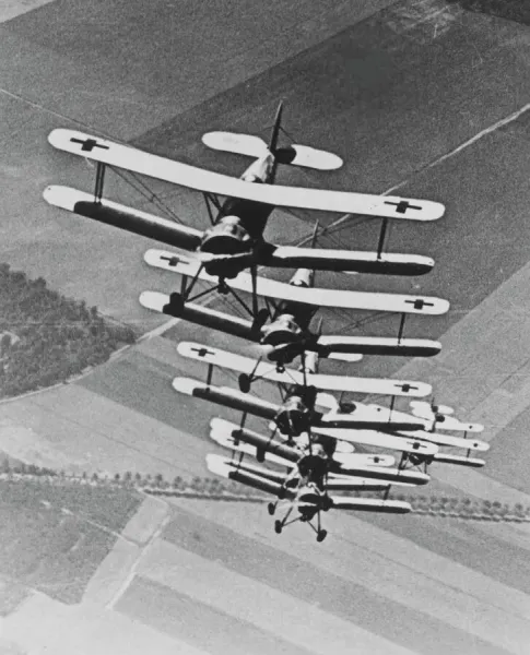 Bucker Bu 133 Jungmeister- a tight 7 plane fomation, go