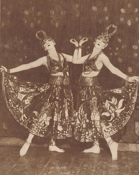 The Dolly Sisters in Oh Les Belles Filles, Paris, 1923