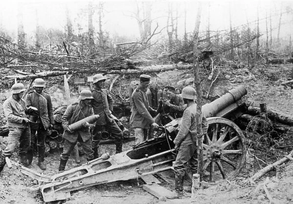 German gunners with 15cm howitzer, France, WW1