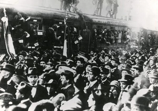 Italian Bersaglieri soldiers boarding a train, WW1