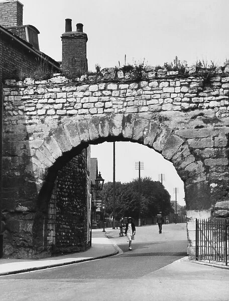 Lincoln  /  Roman Arch  /  1940S