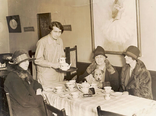 London Teashop 1927. Three ladies in fashionable cloche hats