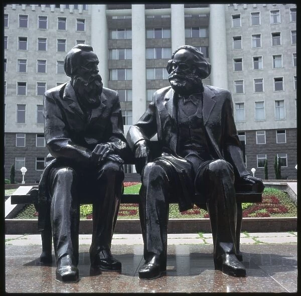 Marx  /  Engels Statue Ussr