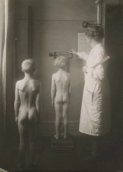 Швеция, 1920-е годы. Медсестра осматривает двух голых школьниц