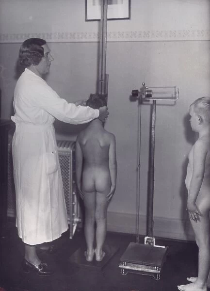 Швеция, 1920-е годы. Медсестра осматривает двух голых школьников