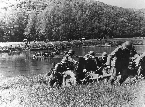 troops crossing river during World War II Date: 1939-1945