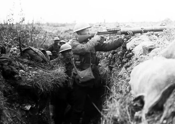 WW1 Battle of the Somme - Lewis gun in action