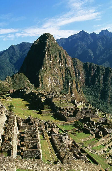 Peru FG 8889 Michu Picchu the city below Huayna Picchu mountain. © Francois Gohier  /  ARDEA LONDON