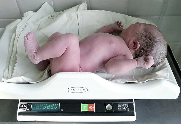 https://www.mediastorehouse.com/p/173/newborn-baby-weighed-6434091.jpg.webp
