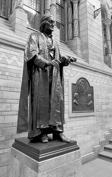 Sir Richard Owen, museum statue C016  /  5009