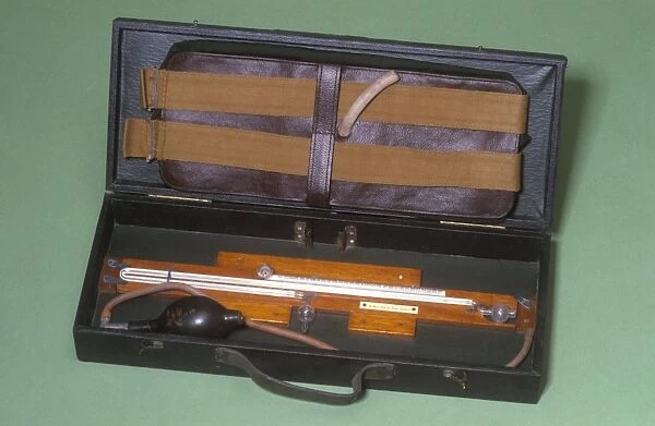 Sphygmomanometer, circa 1920 C017  /  6945