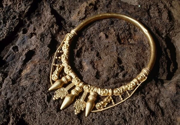 Celtic Circle Pendant Set in 14K Gold and Natural Diamonds (LP082) - Abhika  Jewels