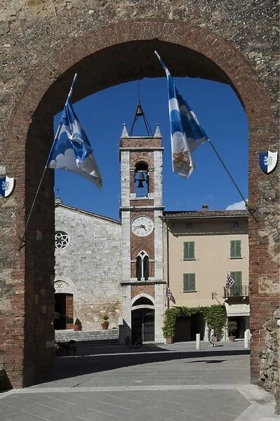 Arched entrance to piazza with Church of San Francesca, San Quirico, Val d Orcia, Tuscany, Italy, Europe