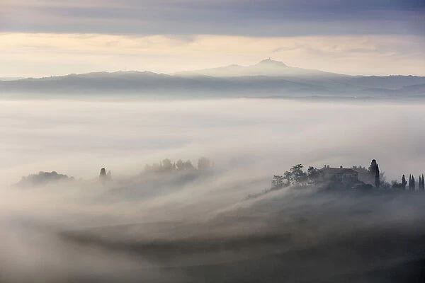 House in the mist, Val d Orcia; Tuscany; Italy