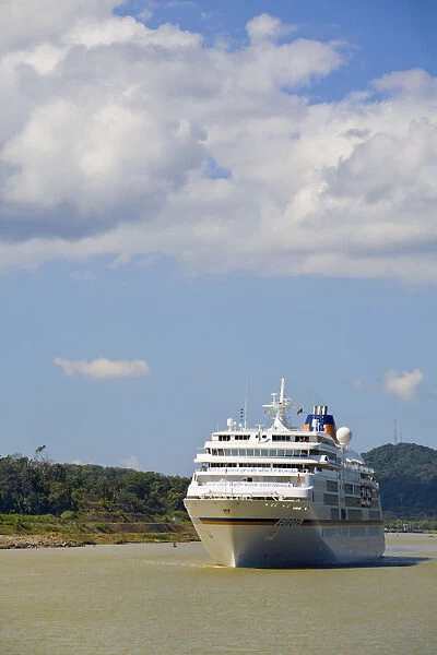 Panama, Panama Canal, Cruise ship