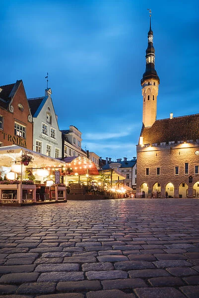 Town Hall Square (Raekoja plats) at dusk, Old Town, Tallinn, Estonia, Europe