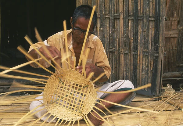 20063654. THAILAND Chiang Mai Province Red Lahu man weaving a bamboo basket