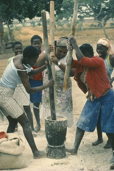 20070652. ANGOLA Work Village women pounding grain