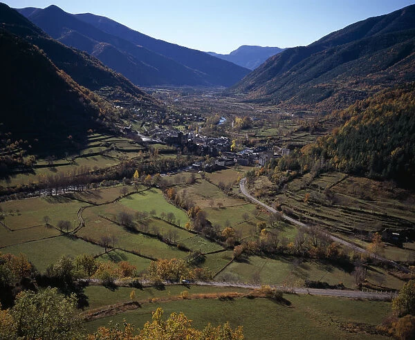 20089351. SPAIN Aragon Huesca Village of Broto on valley floor