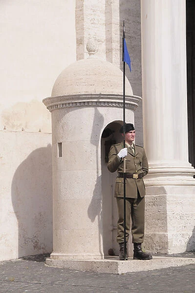Italy, Lazio, Rome, Quirinal Hill, guard at Piazza del Quirinale