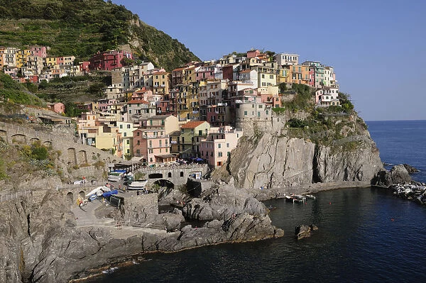 Italy, Liguria, Cinque Terre, Manarola clinging to the cliffs