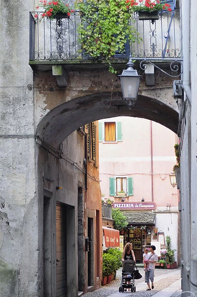 Italy, Lombardy, Lake Orta, arch & narrow streets of Orta San Giulio