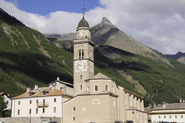 Italy, Valle d Aosta, Cogne, town view with parc Gran Paradiso backdrop