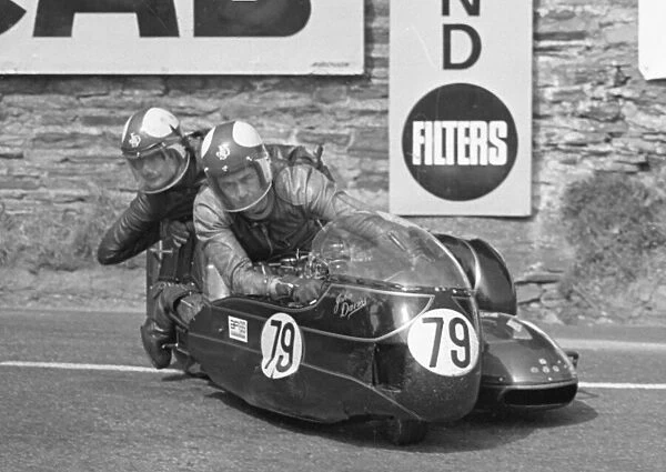 John Davies & William Williams (Rumble Yamaha) 1975 1000 Sidecar TT