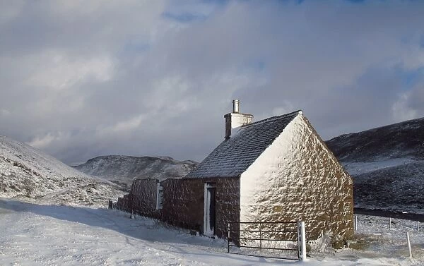 Highland bothy in snow, Findouran Bothy, Glen Avon, Cairngorms N. P. Highlands, Scotland, december