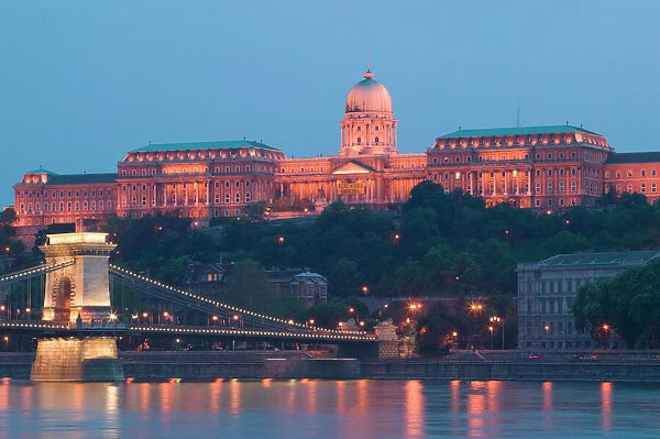HUNGARY, Budapest: Szechenyi (Chain) Bridge, National Gallery & Danube River  /  Evening