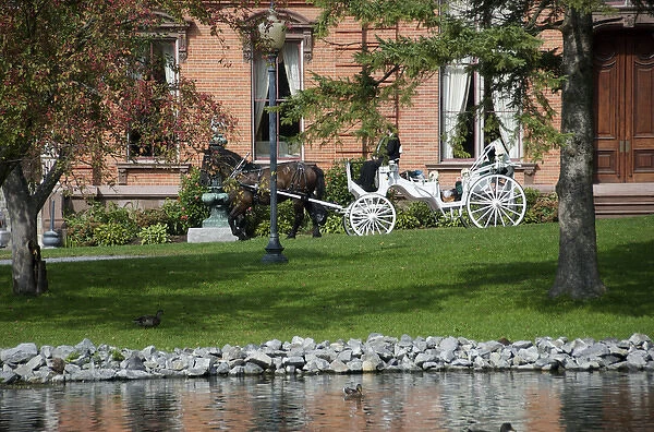USA, New York, Saratoga Springs, carriage ride outside historical society museum