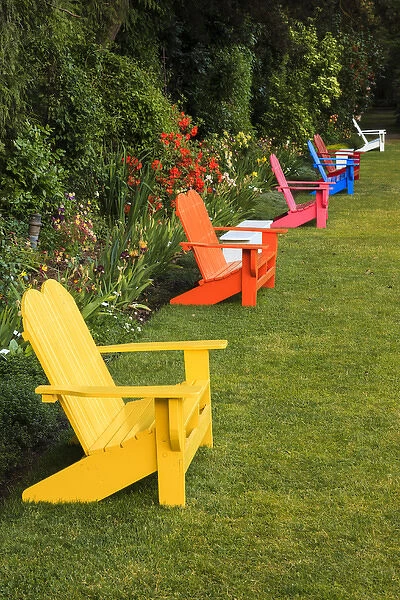 USA, Oregon, Keizer, Schreiners Iris Gardens, benches in the garden