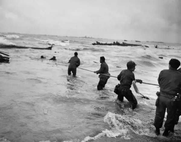 Jigsaw Puzzle of American soldiers on the beach at Normandy
