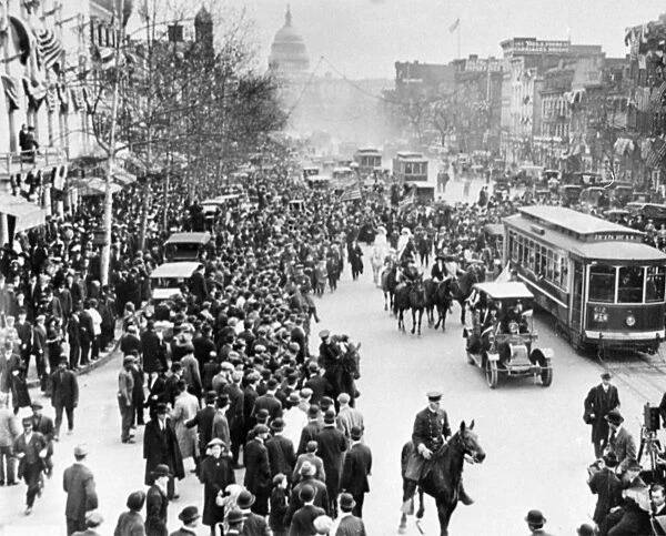 WASHINGTON, D. C. : SUFFRAGE. Suffragettes arriving from New York, parading up Pennsylvania