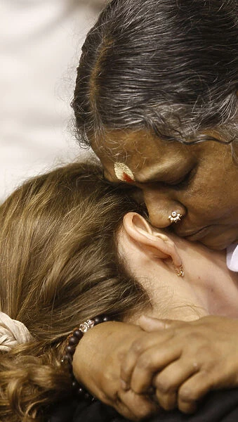 Amma, Mata AMRITANANDAMAYI, hugging a devotee