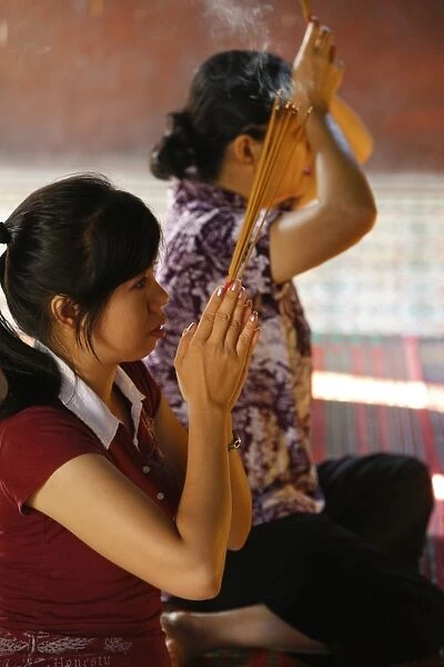 Buddhist worshippers praying at Wat Phnom