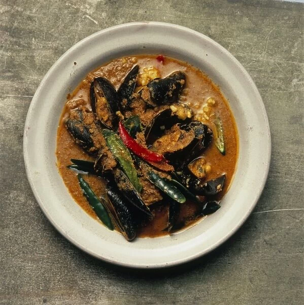 Geng sapparrot hoi malaeng puu, Thai pineapple and mussels curry, with green and red chillies, lemongrass and garlic