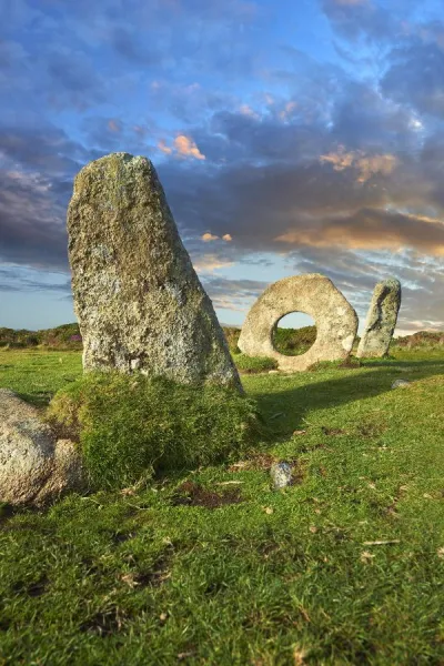 Men-an-Tol, Men an Toll or the Crick Stone, late Neolithic or early Bronze Age, standing stones