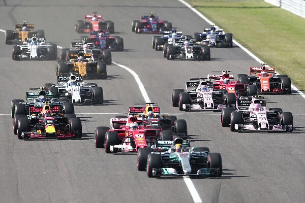 Auto-Prix-Jpn-F1. Drivers prepare to take the first turn during the start