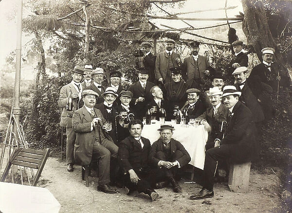 Album 'Meine mittelmeer-reise 1910': Group of people posing while they're having a toast in a garden